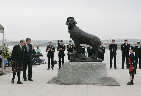 Duke of York unveils statue of Bamse